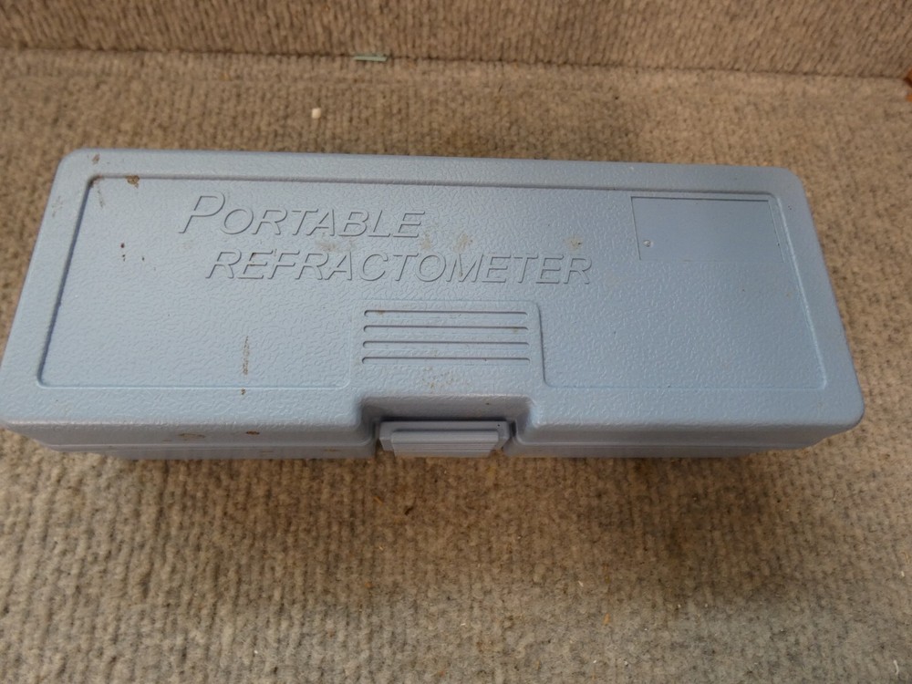 PORTABLE REFRACTOMETER METER