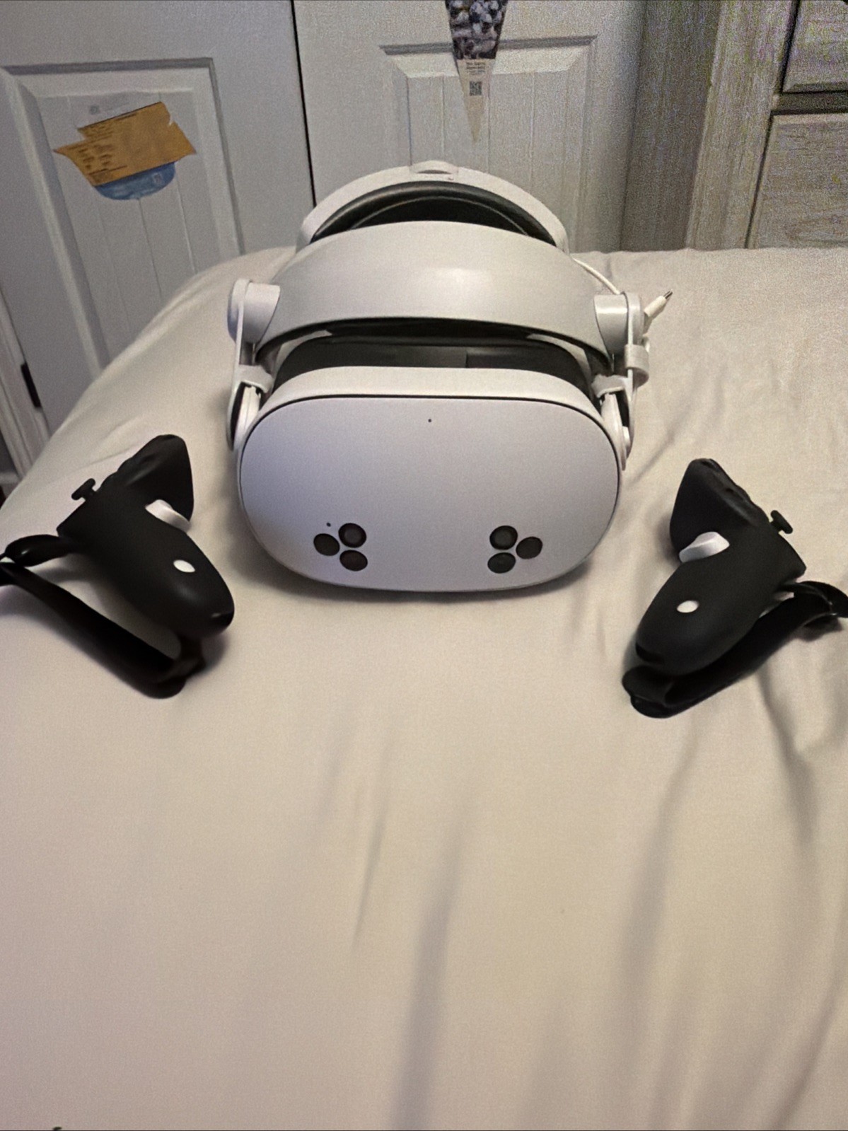 VR HEADSET Comes with Controllers In Perfect Working Condition Used