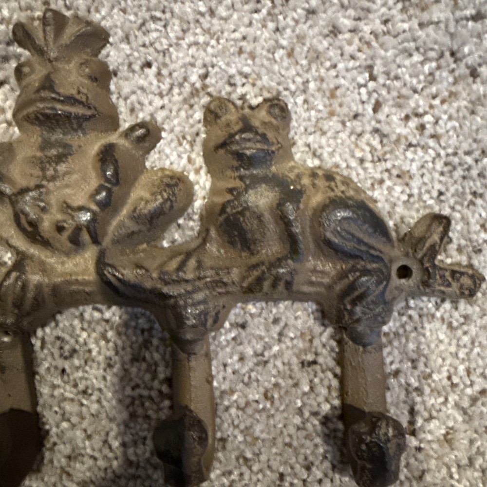 Vtg Cast Iron 3 Frog Wall Hook Rack 4 Hooks Rustic Garden Cottage Decor
