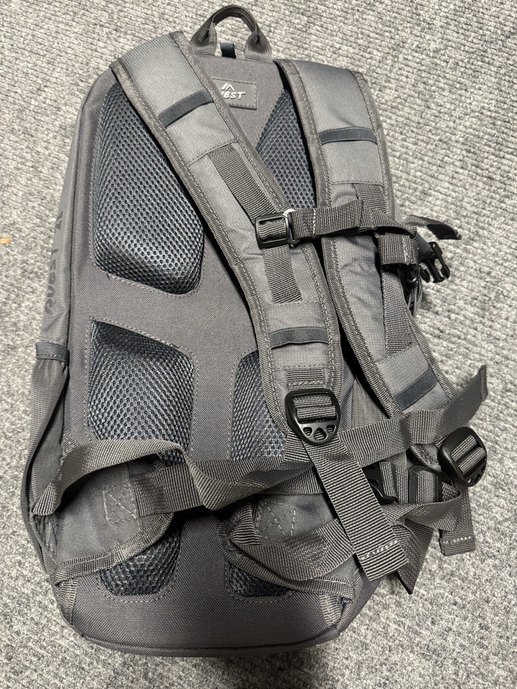 Quest 2L Hydration Backpack Gray/Black Zip Adjustable Straps 2 Pockets