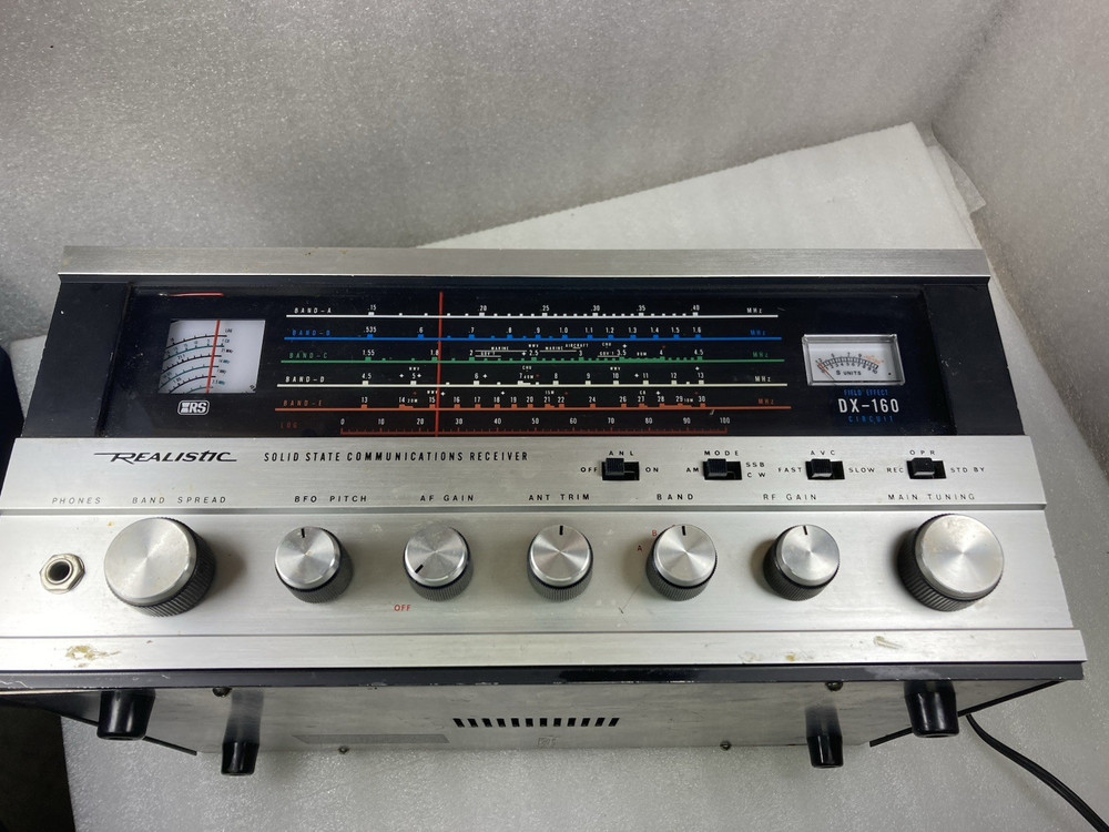 Realistic DX-160 Solid State Communications Receiver Powers On. READ