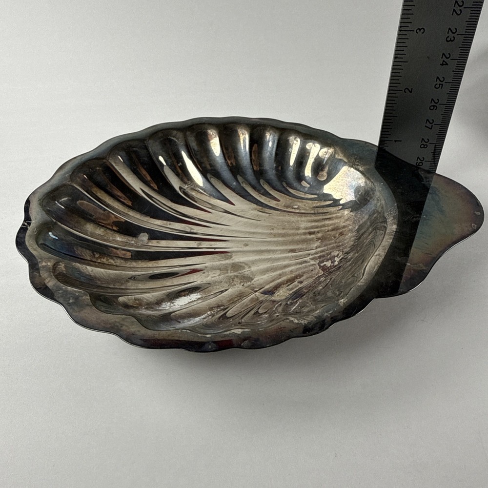 Vtg Oneida Silversmiths 7.5” Clam Scallop Shell Shaped Candy Nut Dish Set Of 2