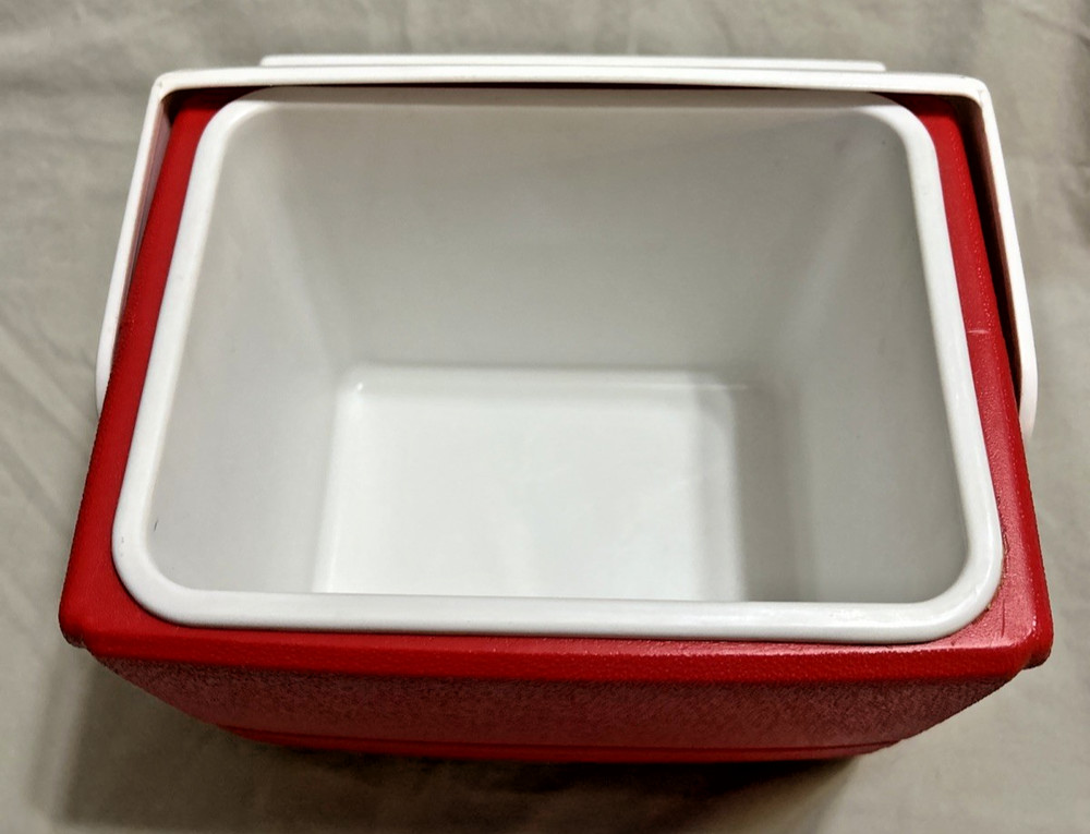 IGLOO Playmate Mini Red 4 qt. Hard Cooler - Red/White