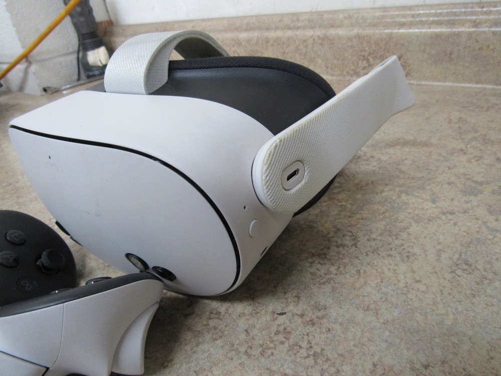 Meta Oculus Quest 3S 128GB Standalone VR Headset