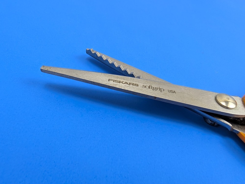 Fiskars Pinking Shears Scissors 9 Inches Long Orange Zig Zag