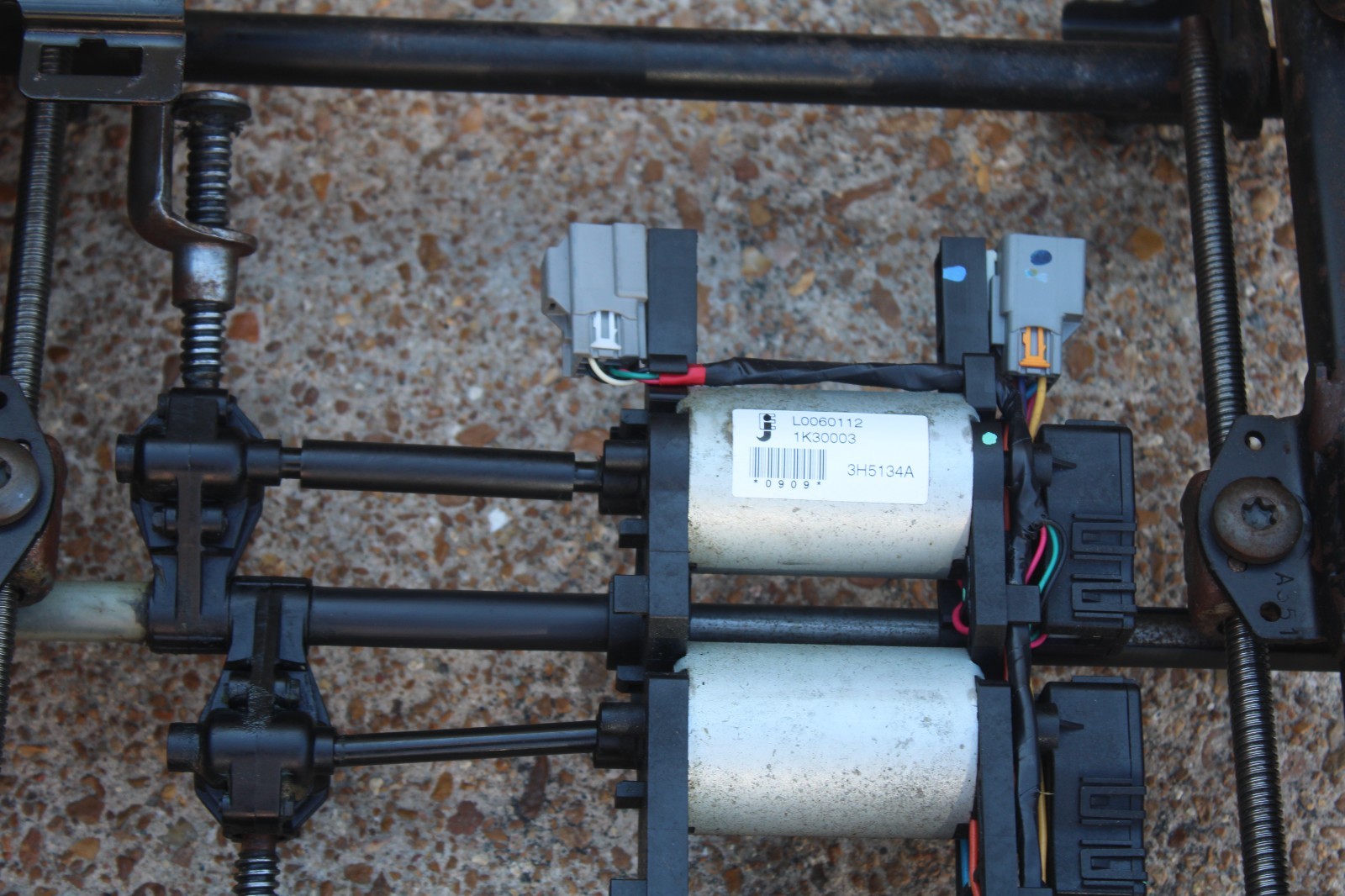 07-14 CHEVY TAHOE SUBURBAN YUKON DRIVER LEFT 2 PLUG POWER SEAT TRACK TAN TRIM