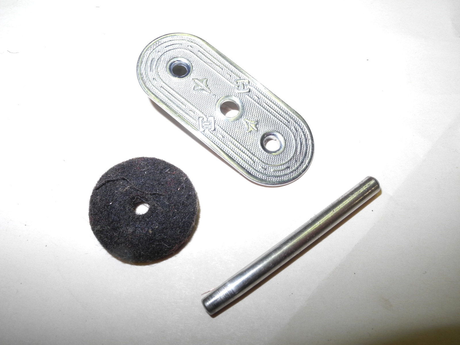 VINTAGE SINGER SEWING MACHINE #201 SCROLL SPOOL PIN PLATE, PIN AND FELT PAD,