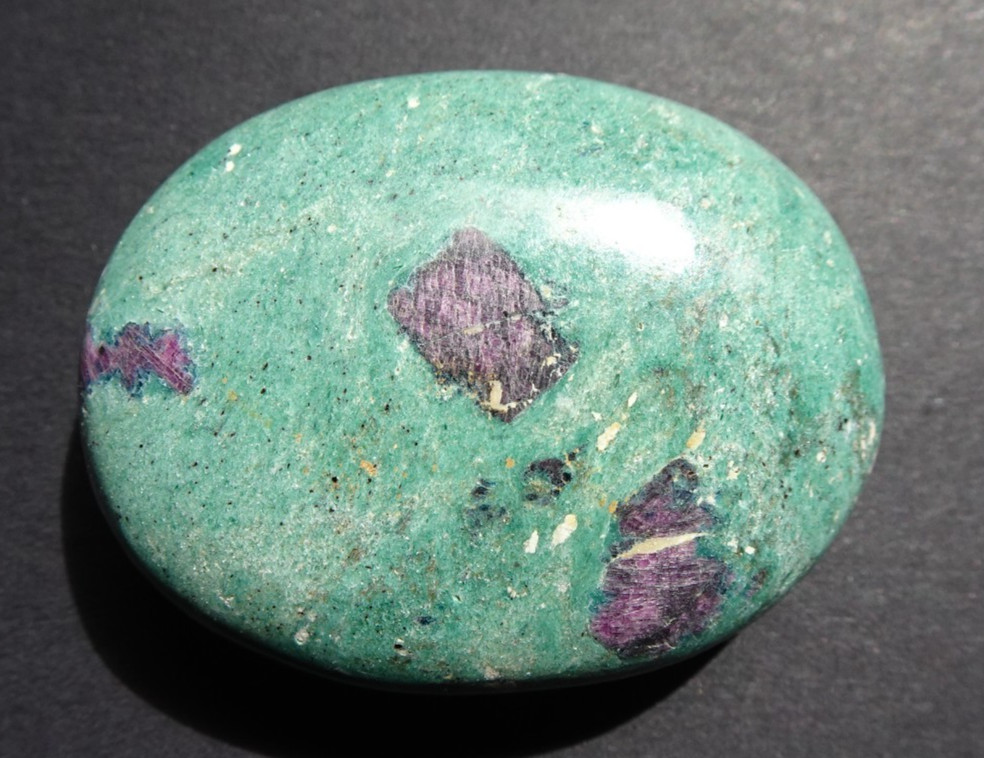 Ruby Fuchsite Palmstone - India sc1012