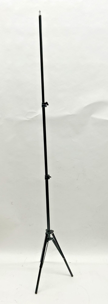 Universal Light Stand: Precision-Engineered, Fully Adjustable Stability