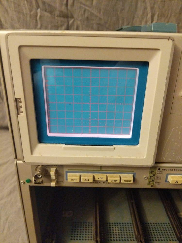 Tektronix 7104 Oscilloscope without plug-ins