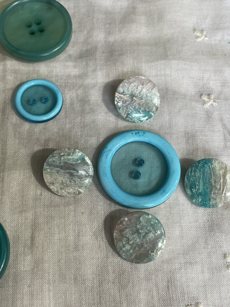 Plastic Mixed Shell Mop Lot Sewing Crafting Buttons Lot 9