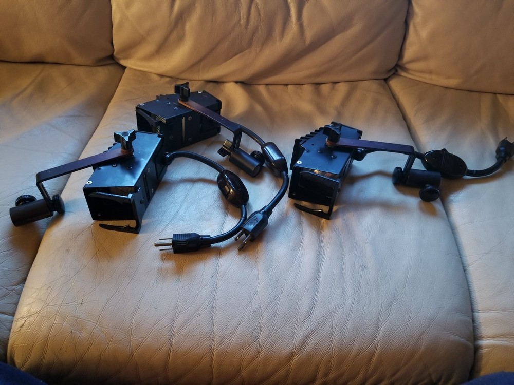 Lot MINI COOL LUX Light With barn doors In nice working condition