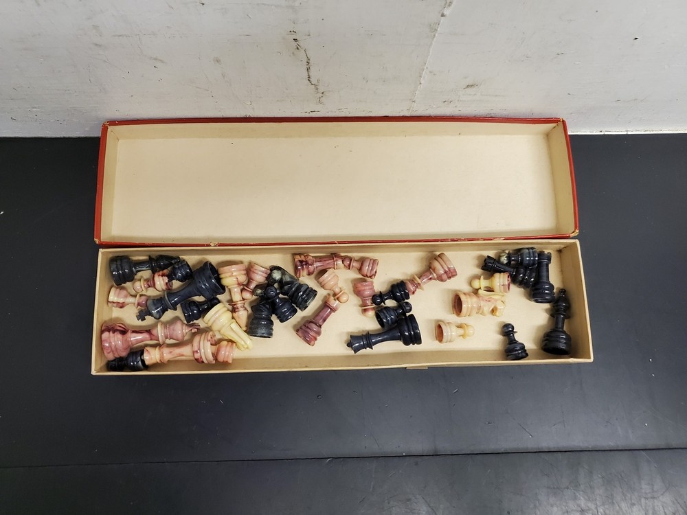 Vtg E.S. Lowe Staunton Pattern Chessmen Plastic Tournament Set-Pieces Only