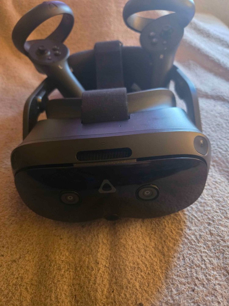 HTC Vive Focus Vision Wired Bundle, XR Headset DisplayPort PC VR Streaming