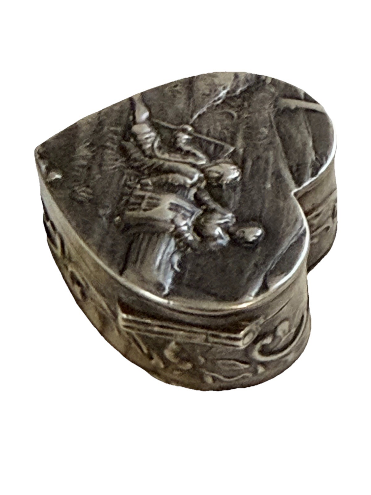 Antique Old Couple Cherub Dog Repousse Hanau .800 Silver Heart Pill Box German