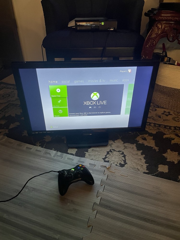 xbox 360 with two controllers Read Desc