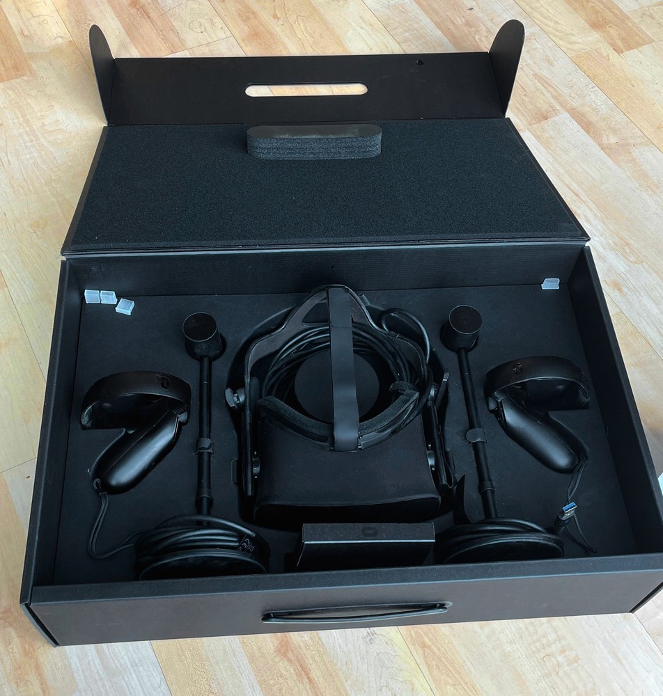 Oculus Rift CV1 Full VR Kit Great Condition Tested Working 2 Controller 2 Sensor