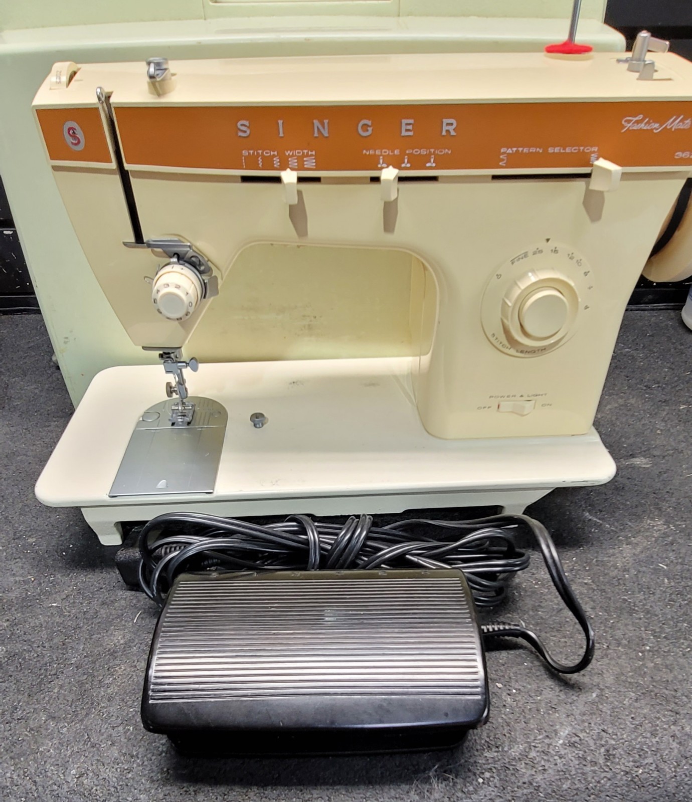Singer Sewing Machine Fashion Mate 362 (made in Italy) - Used machine -Turns on