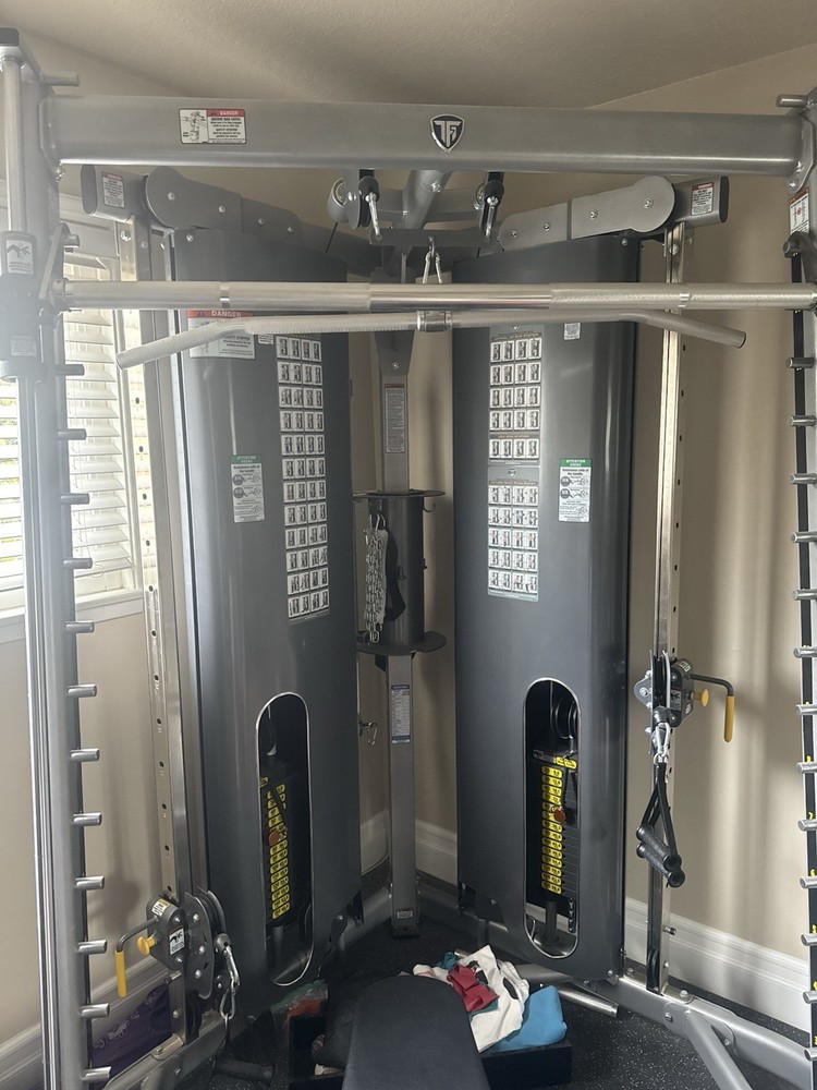 Tuff stuff CXT-225 Evolution model smith machine.