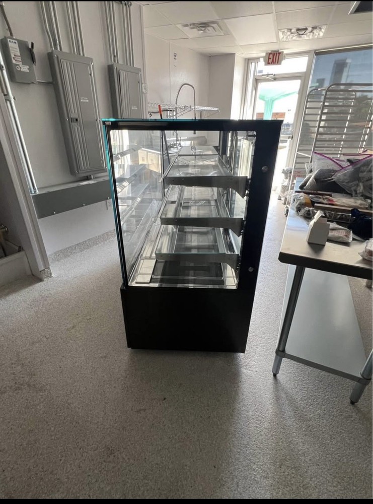 Avantco Dry Display Case
