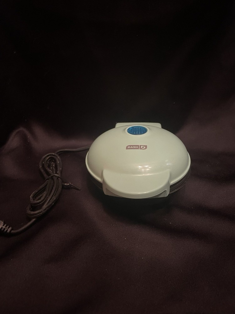 Dash Mini Non-Stick Cooking Surface Mini 4" Waffle Maker Snowman Design