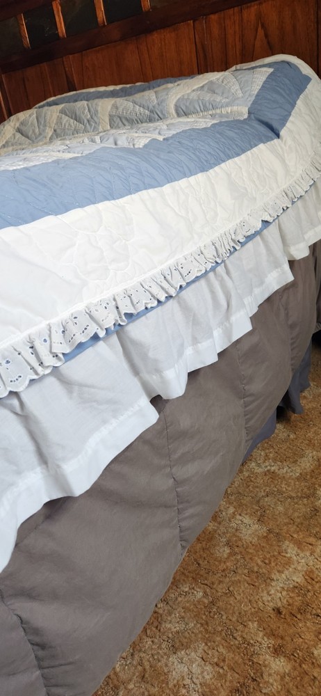 Handmade Quilt with matching pillows blue/white - full size