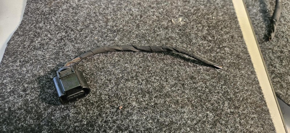 Volkswagen 2 PIN CONNECTOR PLUG 4D0971992