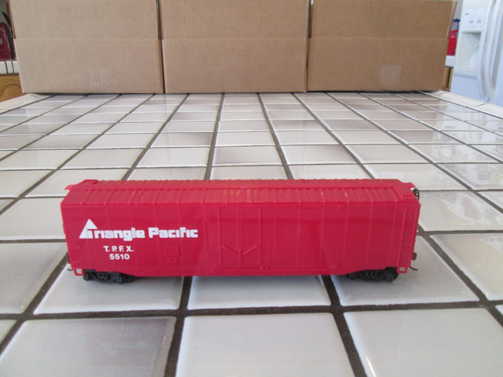 bachmann TRIANGLE PACIFIC 50 foot box HO scale