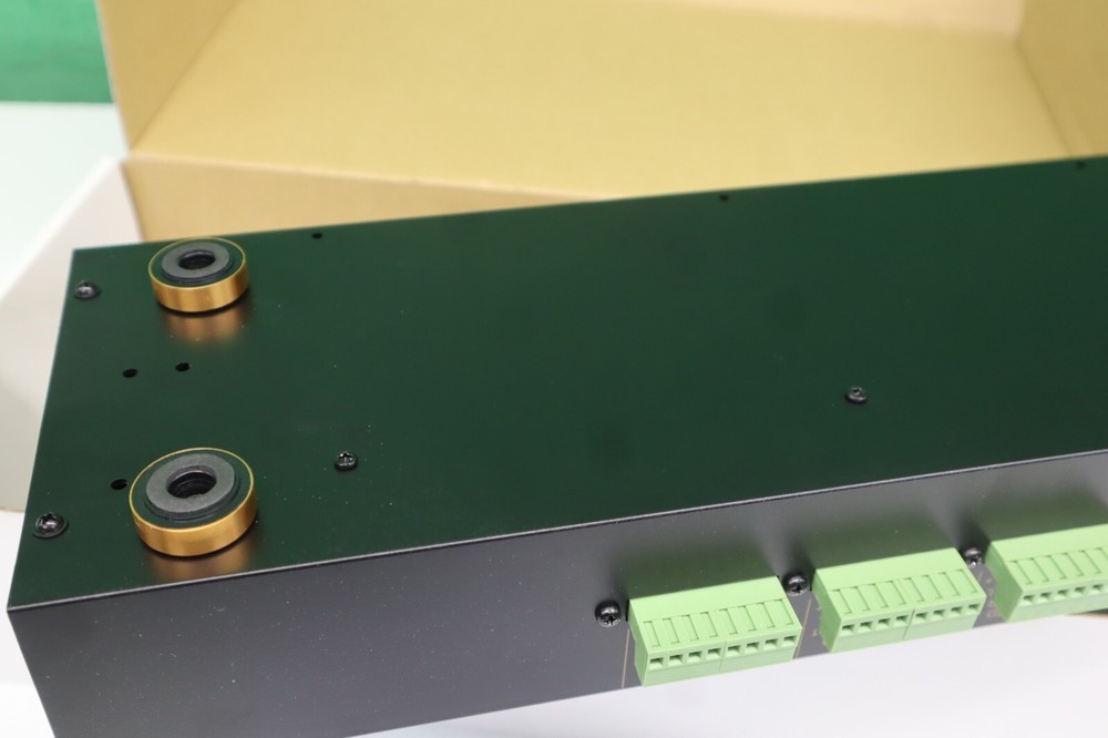 2 Amplifier in / 4 Speaker Out - High Power Speaker Selector with Volume Control