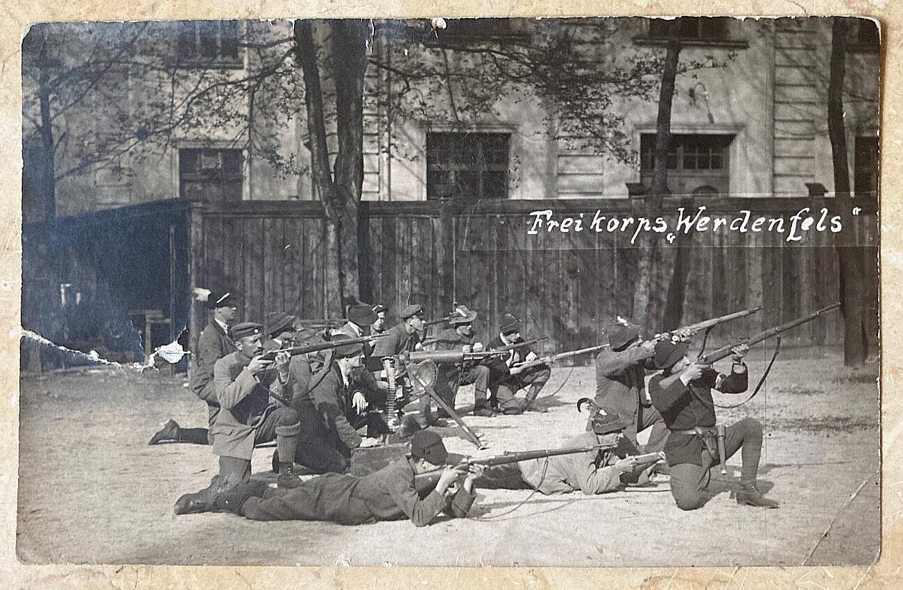 RARE! POST WWI GERMAN " FREIKORPS WERDENFELS " STREET FIGHT PHOTO POSTCARD RPPC