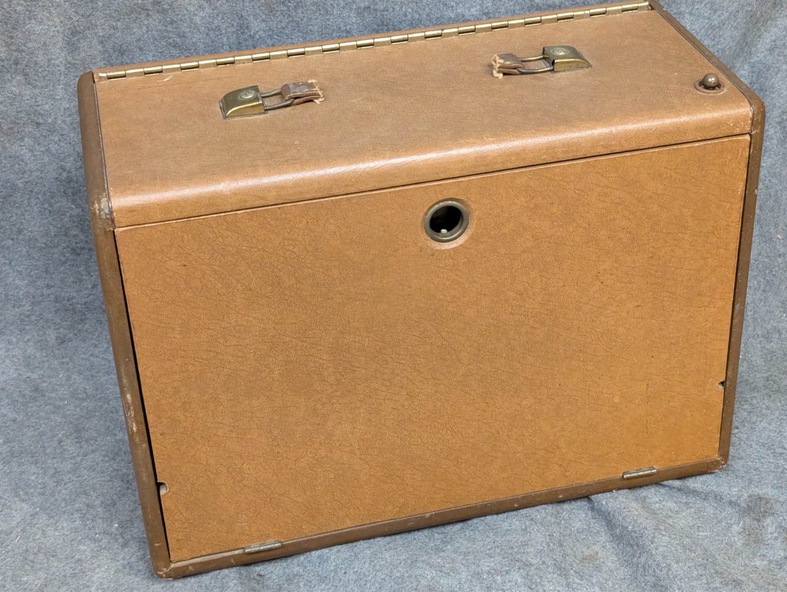 Capehart International 88P66BNL PORTABLE MULTIBAND TUBE RADIO - For Parts