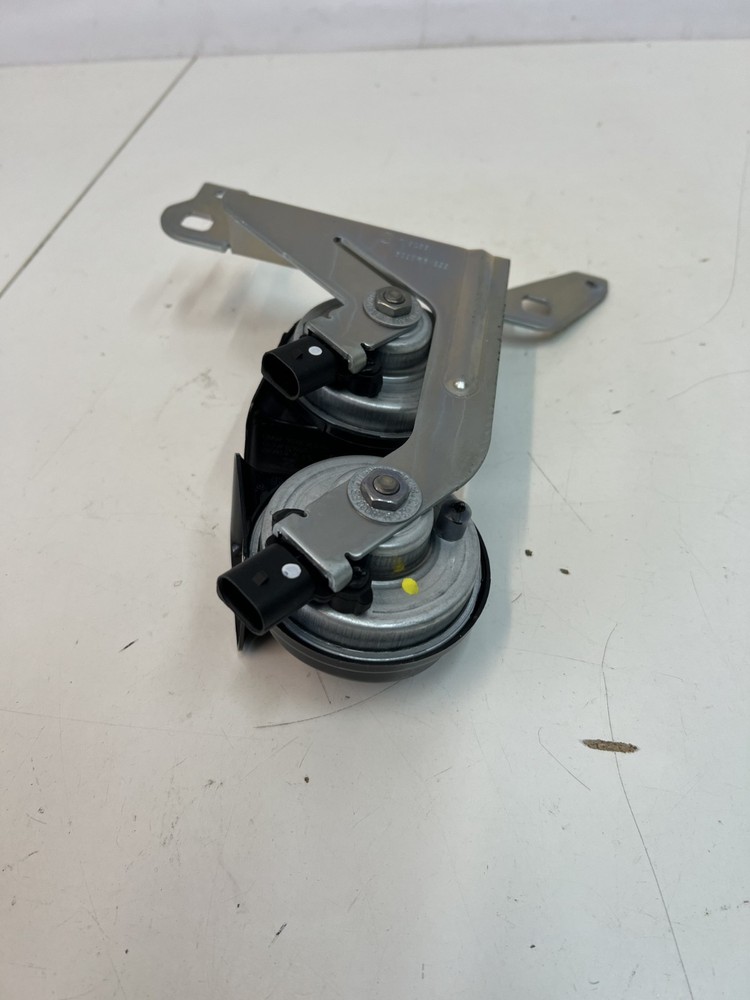 BMW 1 Series E82 E88 Horn With Bracket 61337192551 / 7192551