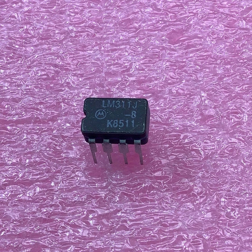 LM311J-8 - MOTOROLA - Voltage Comparator