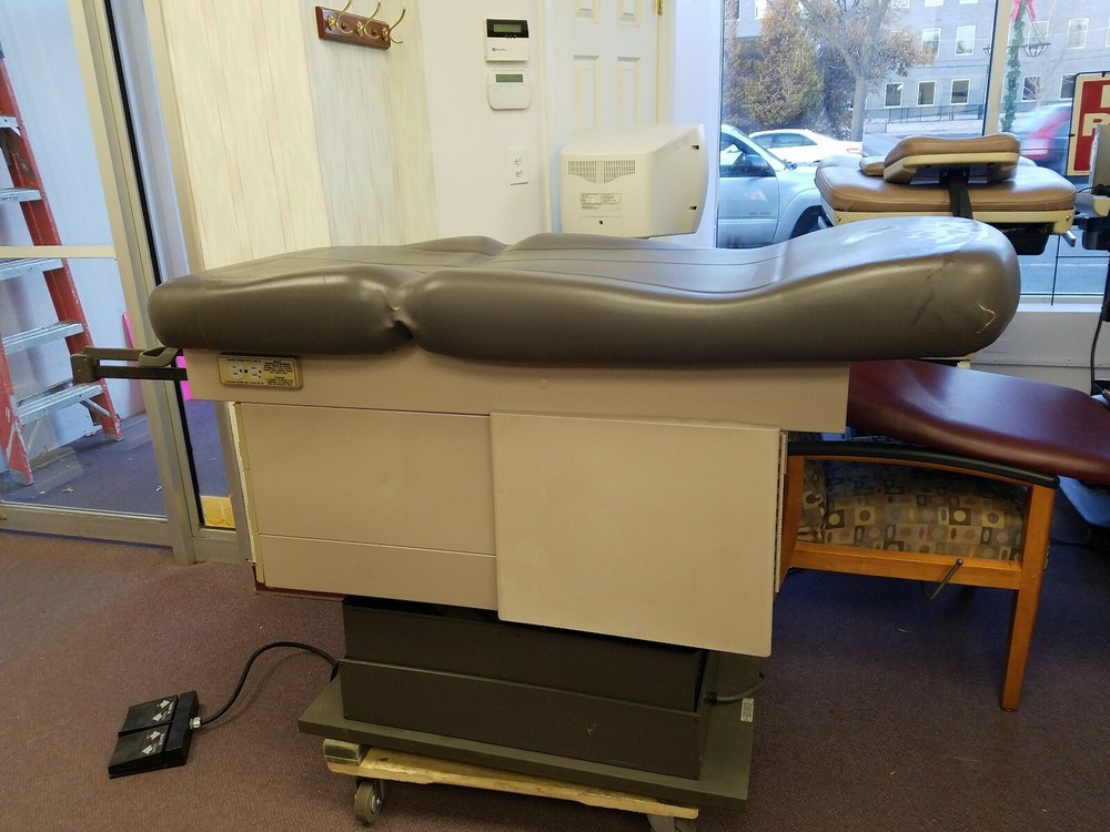 Midmark/Ritter 305 Power Vertical Rise Exam Table w/foot control
