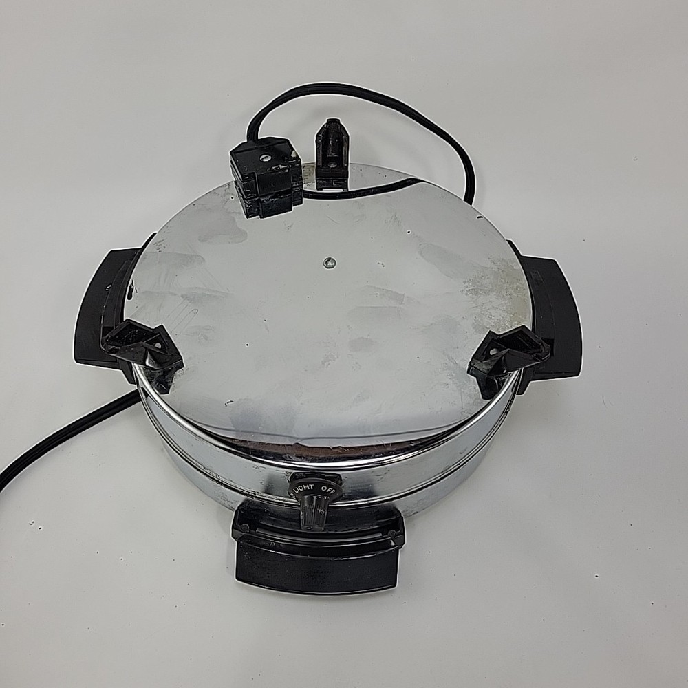 Vintage Toastmaster Waffle Maker Chrome Round Adjustable Temperature Model 252 A
