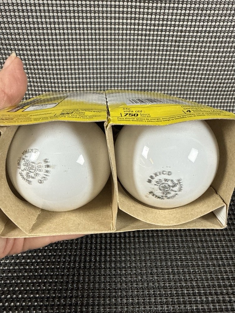GE Extra Soft White 100W Light Bulbs - 4 Pack NEW