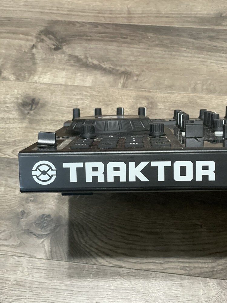 NATIVE INSTRUMENTS TRAKTOR KONTROL S4 DJ Controller NI Tractor Control