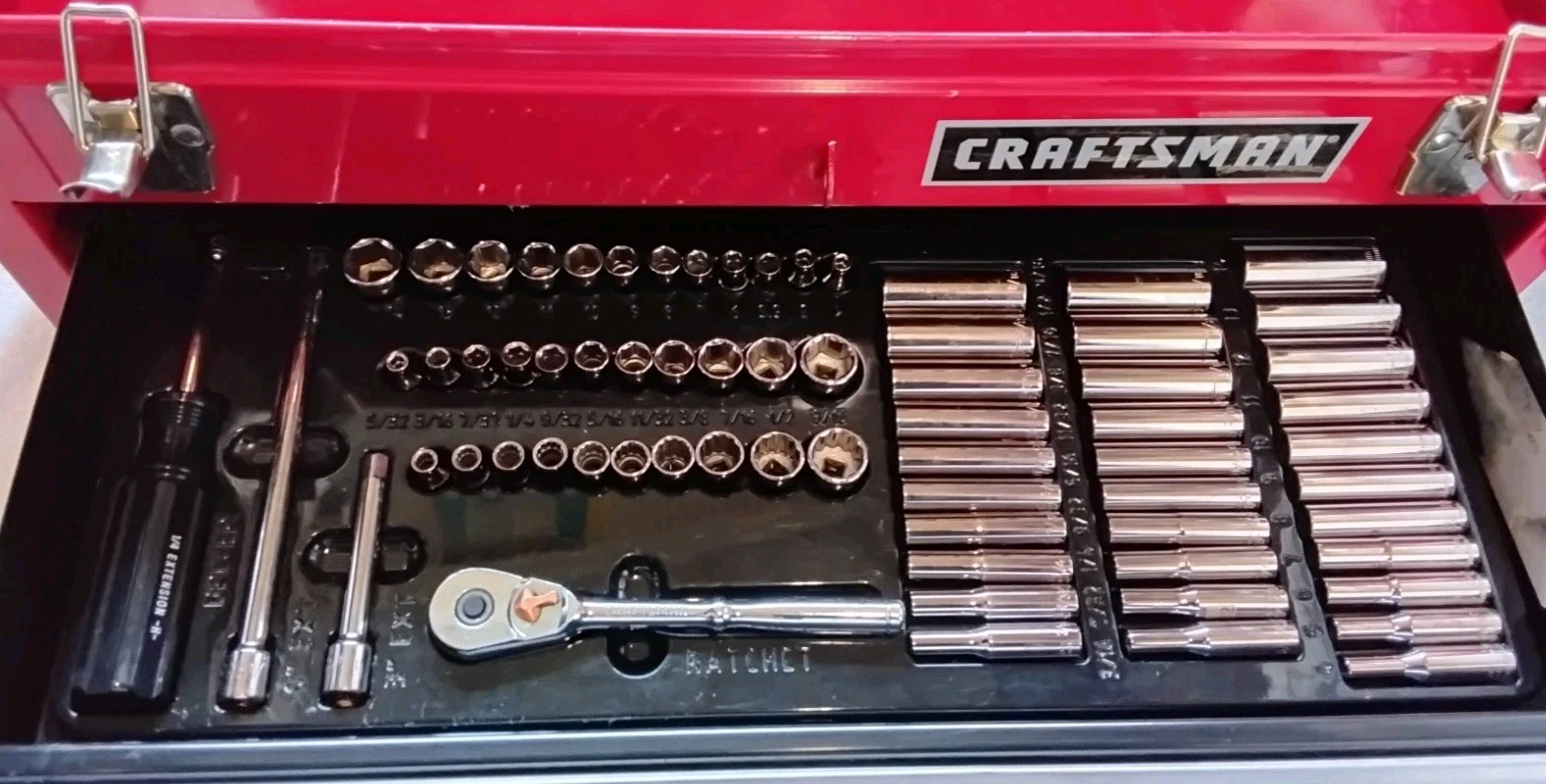 CRAFTSMAN 205PC 20-1/2"× 8-1/2"× 14" METAL 4 DRAWER LOCKABLE WITH HANDLE & TOOL