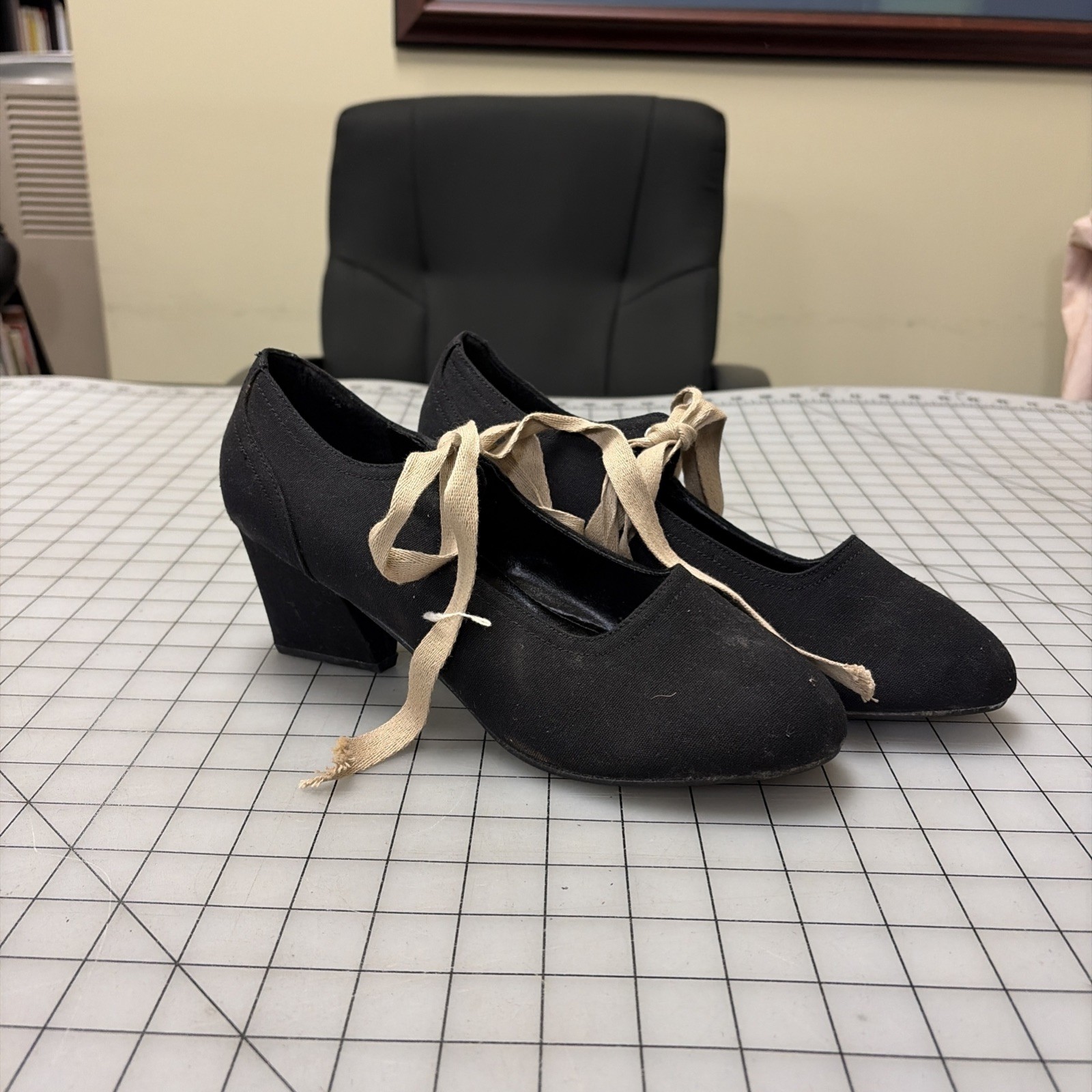 'Costume' style Women's Colonial era Shoes with tan tape ribbon, SZ 11 (W)