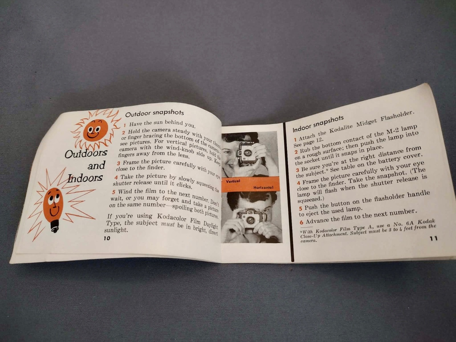 VINTAGE KODAK BROWNIE HOLIDAY FLASH CAMERA Bakelite 1950'S UNTESTED