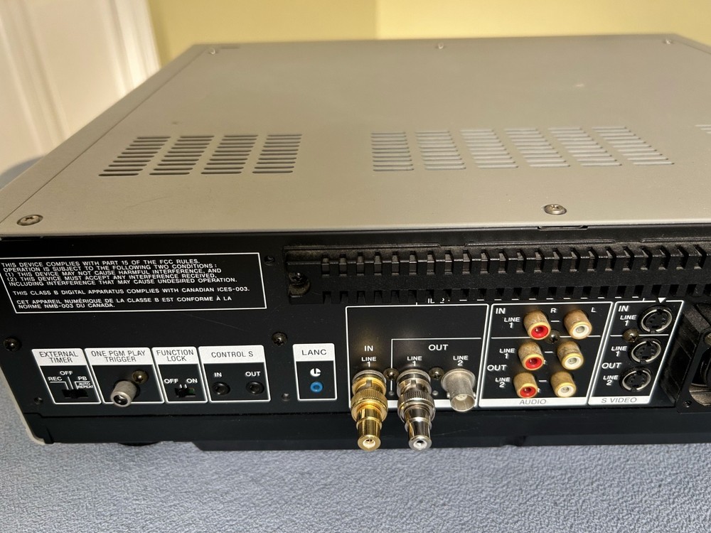 Sony DSR-30 DVCAM / DV Editing Deck – Player, Recorder & Editor