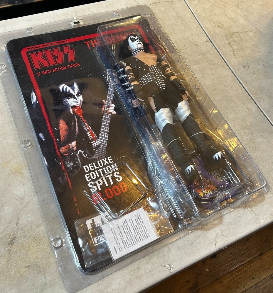 KISS 12 Inch Figures Toy GENE SIMMONS Demon Blood Spitting Deluxe Version ALIVE!