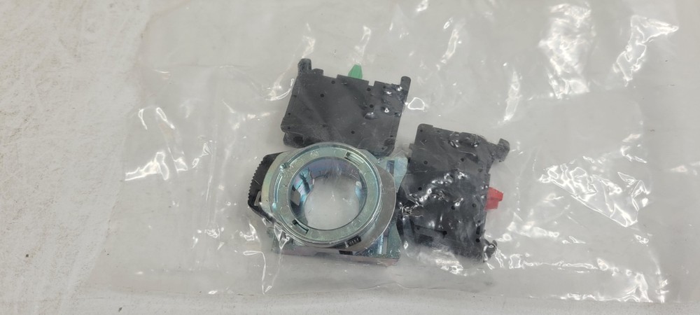 ALLEN-BRADLEY 800FM-KR35MX11 KEY SPRING RETURN SELECTOR SWITCH 3 Position
