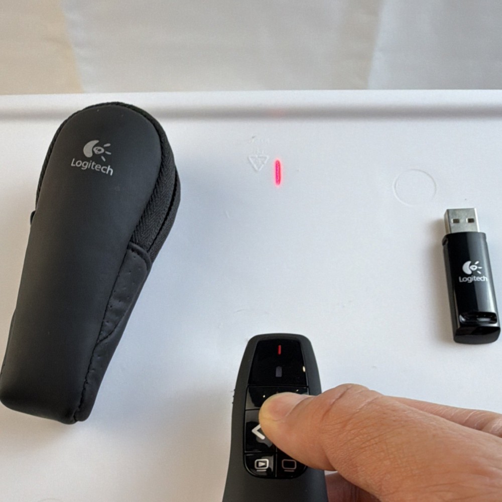 Logitech R400 Wireless Presentation Pen Red Laser Pointer USB Receiver Case