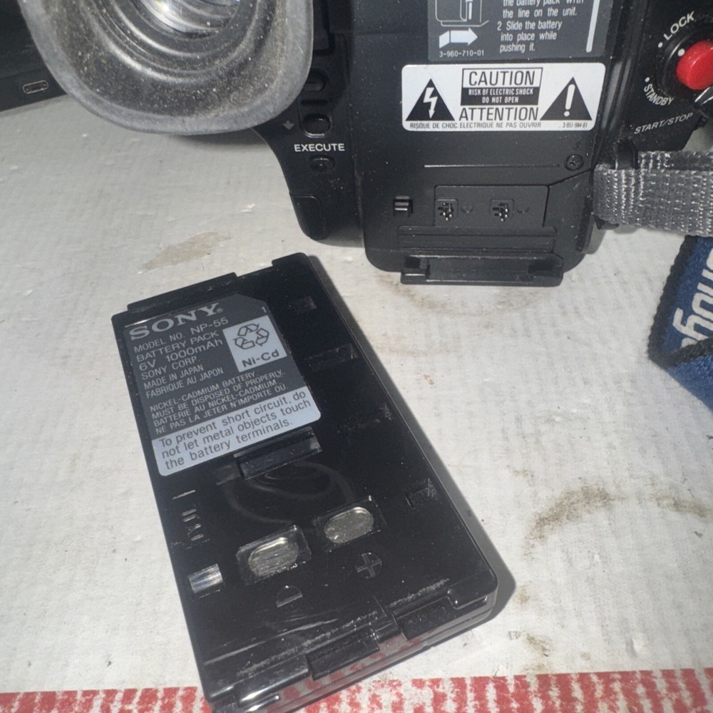 Sony CCD-TR80 Video Camera Recorder with Battery