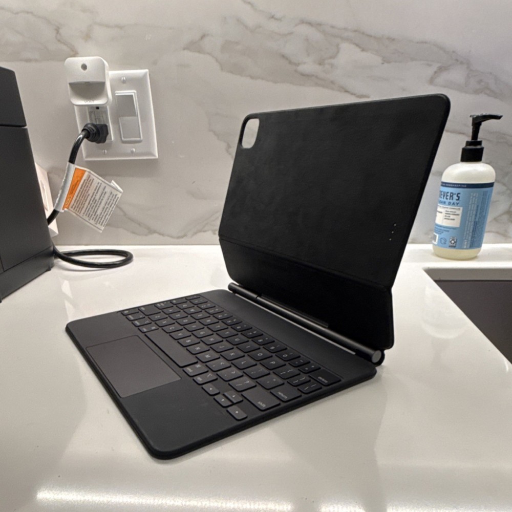 Apple Magic Keyboard Folio Case Black with Integrated Stand 11 inch