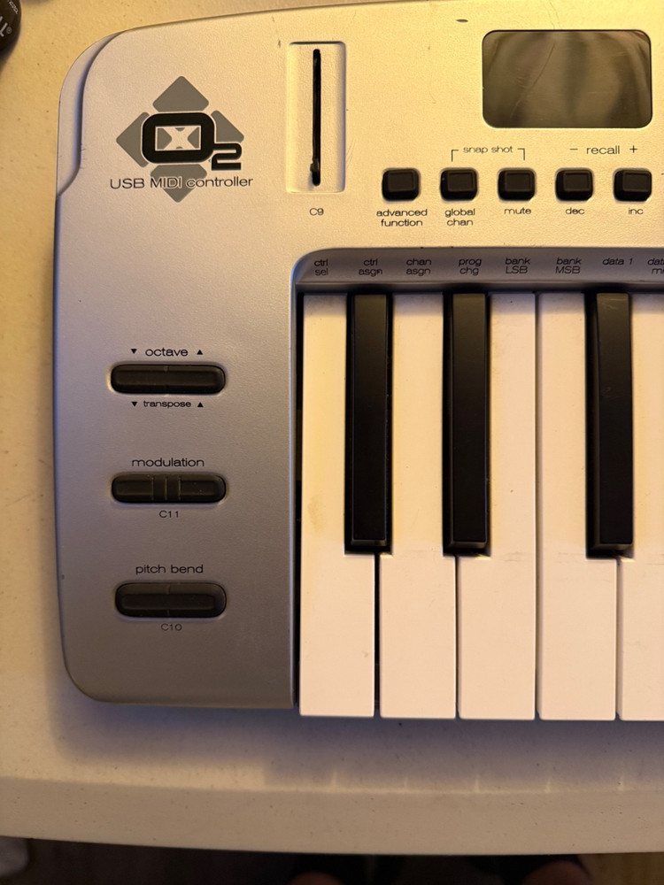 M-Audio O2 Keyboard USB MIDI Controller - Power Up Tested, No USB Cable