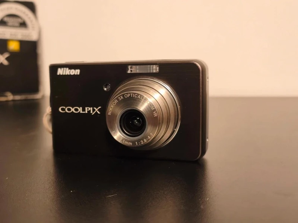 Nikon Coolpix S520 Compact Digital Camera 3x Zoom VR Image Stabilization
