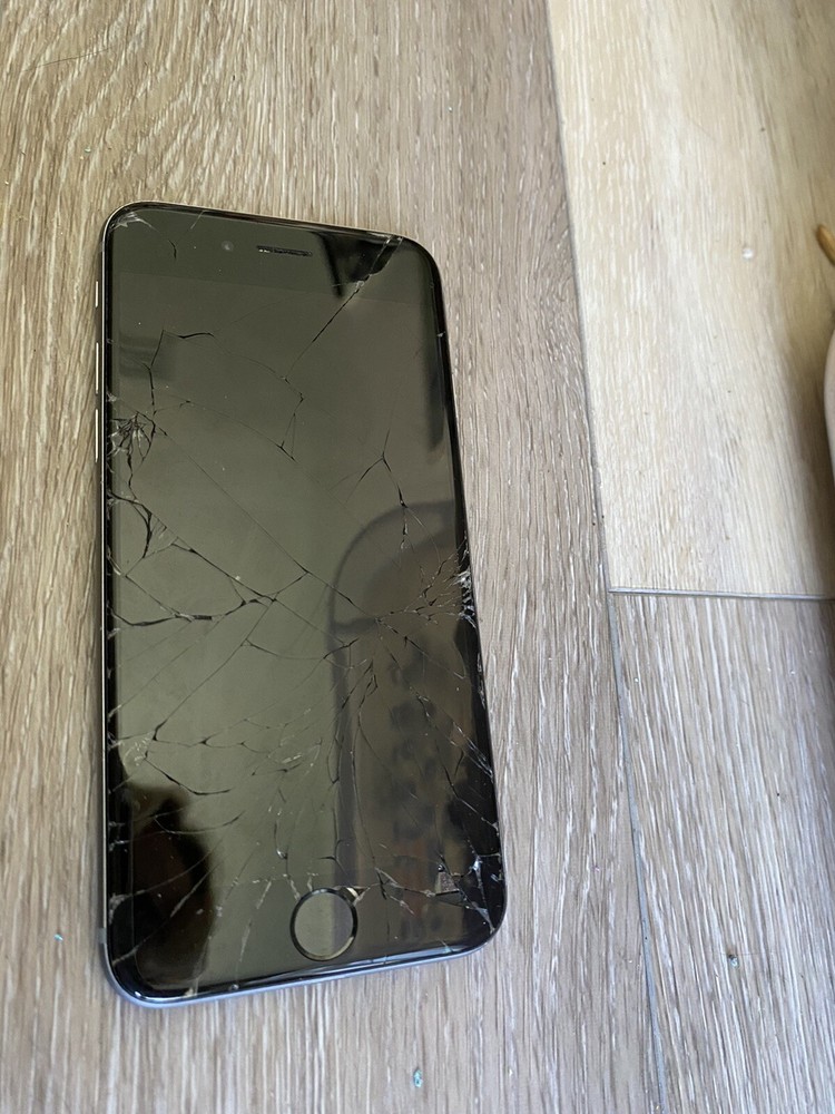 Iphone bundle! (Contains one Iphone 8 and two Iphones 7)