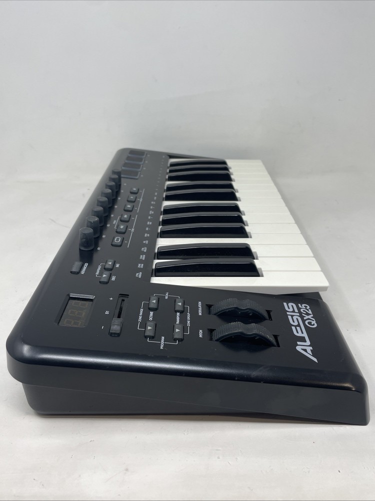 Alesis QX25 keyboard controller in great condition